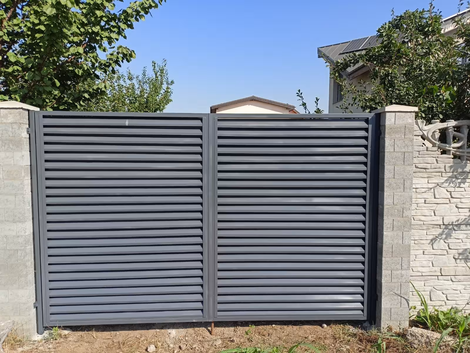 Poartă culisantă metalică – lucrare montată